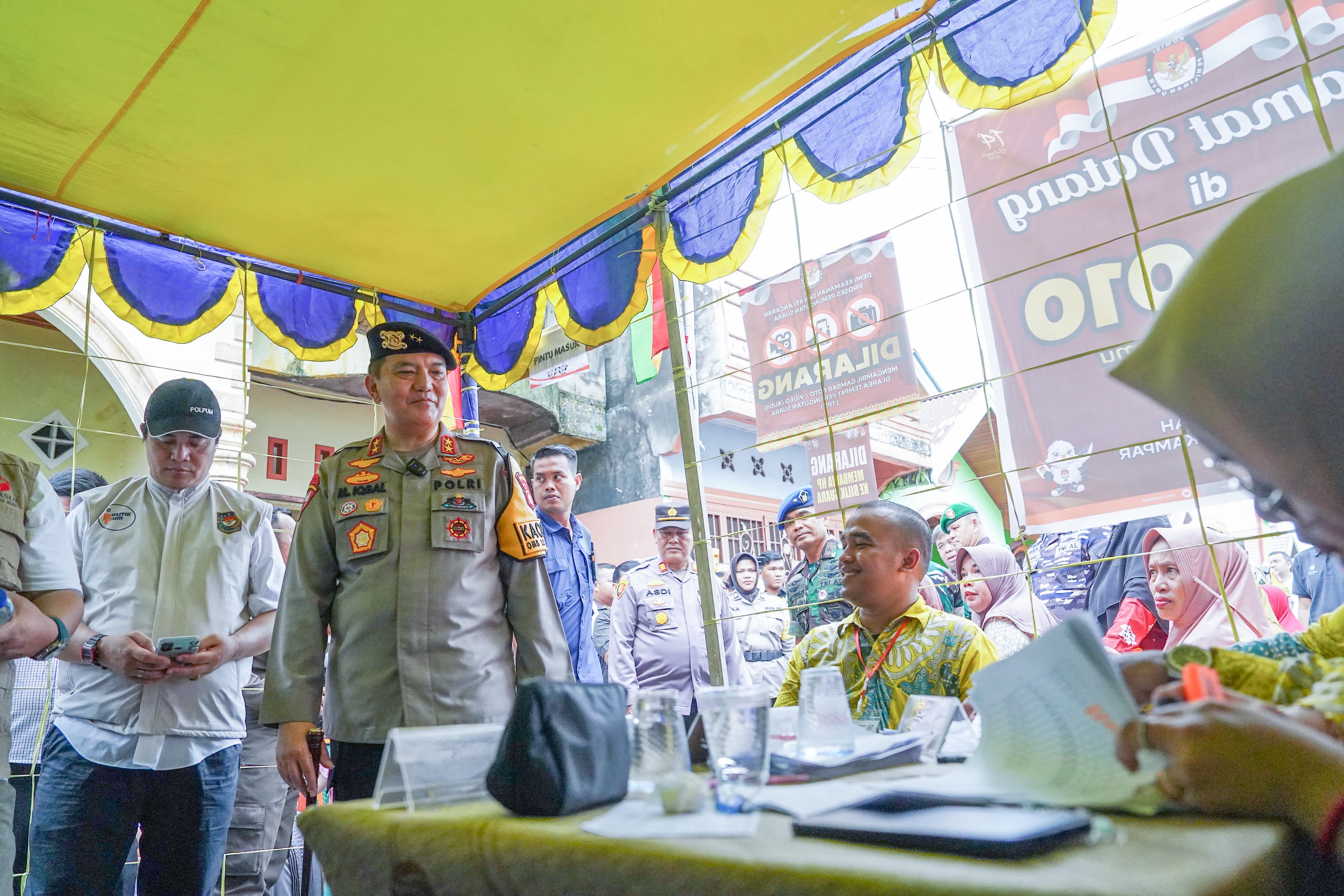 Kapolda Riau dan Gubernur Tinjau TPS di Hari Pencoblosan, Kapolda : Bagi Siapapun Yang Mengganggu Pelaksanaan Pemilu Akan Kita Tindak Tegas